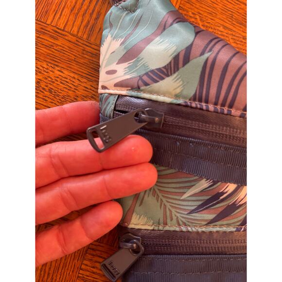 LUG HIPPY BOTANICAL CROSSBODY BAG - Picture 8 of 10
